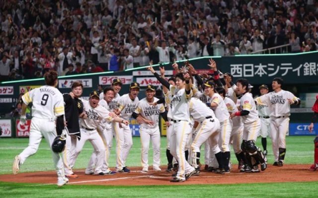 Giải mã sức hút kỳ lạ của môn bóng chày tại Nhật Bản